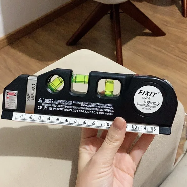 Ferramenta leve e compacta na mão