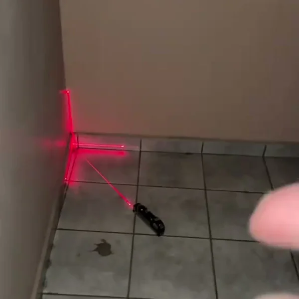 Apoiando a base em alumínio com laser ligado