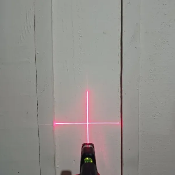 Instalação alinhada na parede com guia laser
